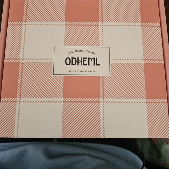 Pink Gift Box with Short Tumbler and Bath Bomb - Picture 3 of 11